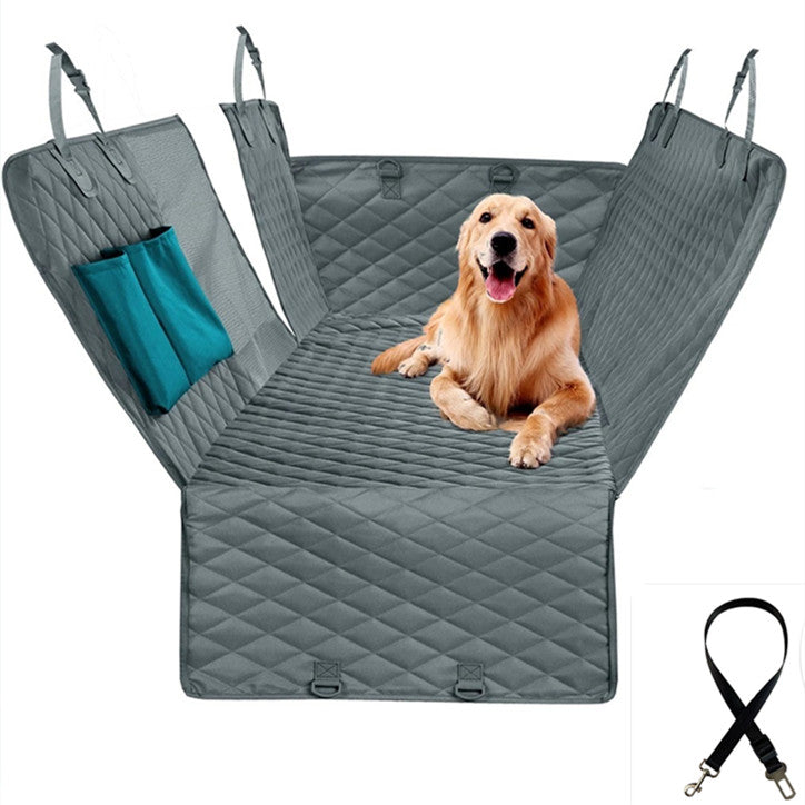 Housse de siège de voiture imperméable pour chien, avec un chien assis dessus et une pochette de rangement.